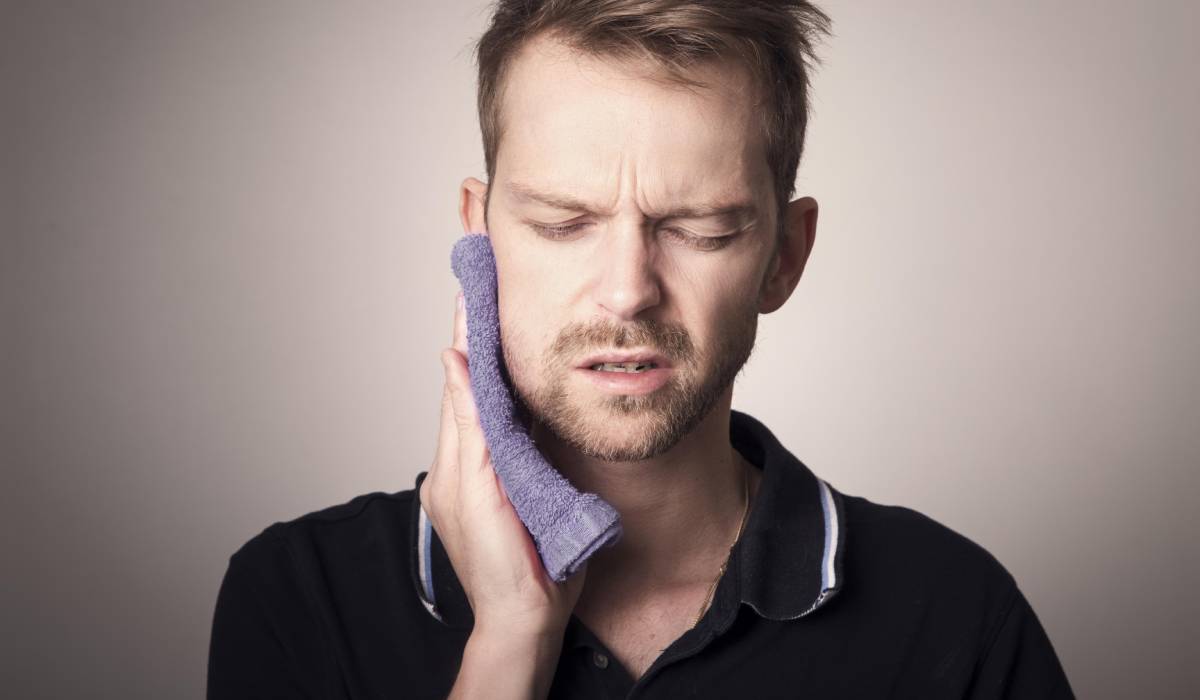 Zatnutá čelist, skřípání zubů a bolest hlavy: když se stres ukládá do obličeje